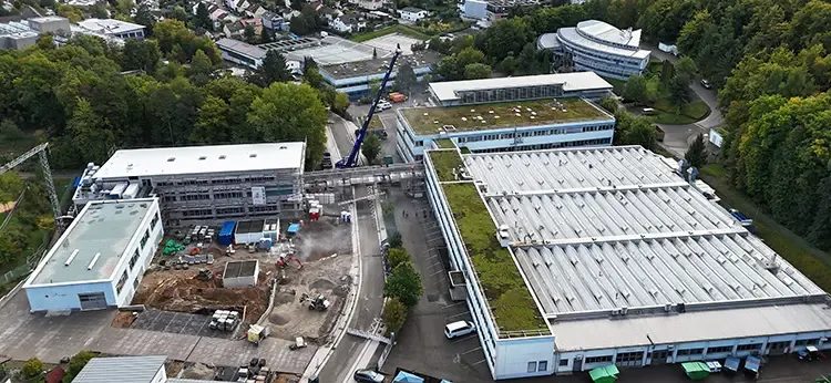 Dentaurum Skywalk verbindet Alt- und Neugeb&auml;udekomplex: