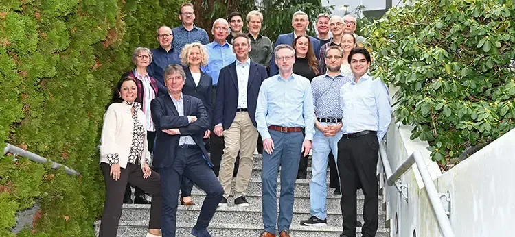 Dentaurum ehrt langj&auml;hrige Mitarbeiter und begr&uuml;&szlig;t neue Kollegen: